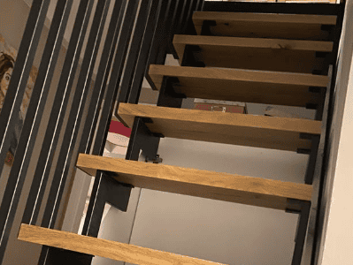 Flachstahl-Designtreppe 
mit Eichestufen belegt