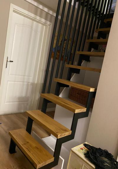 Holz-Stahl-Treppe mit Stahlunterkonstruktion