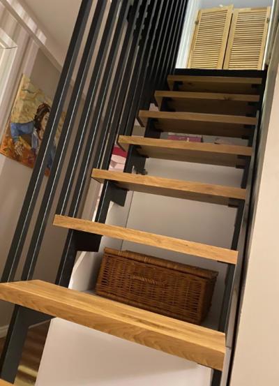 Holz-Treppe aus Stahl mit Eichen-Stufen
