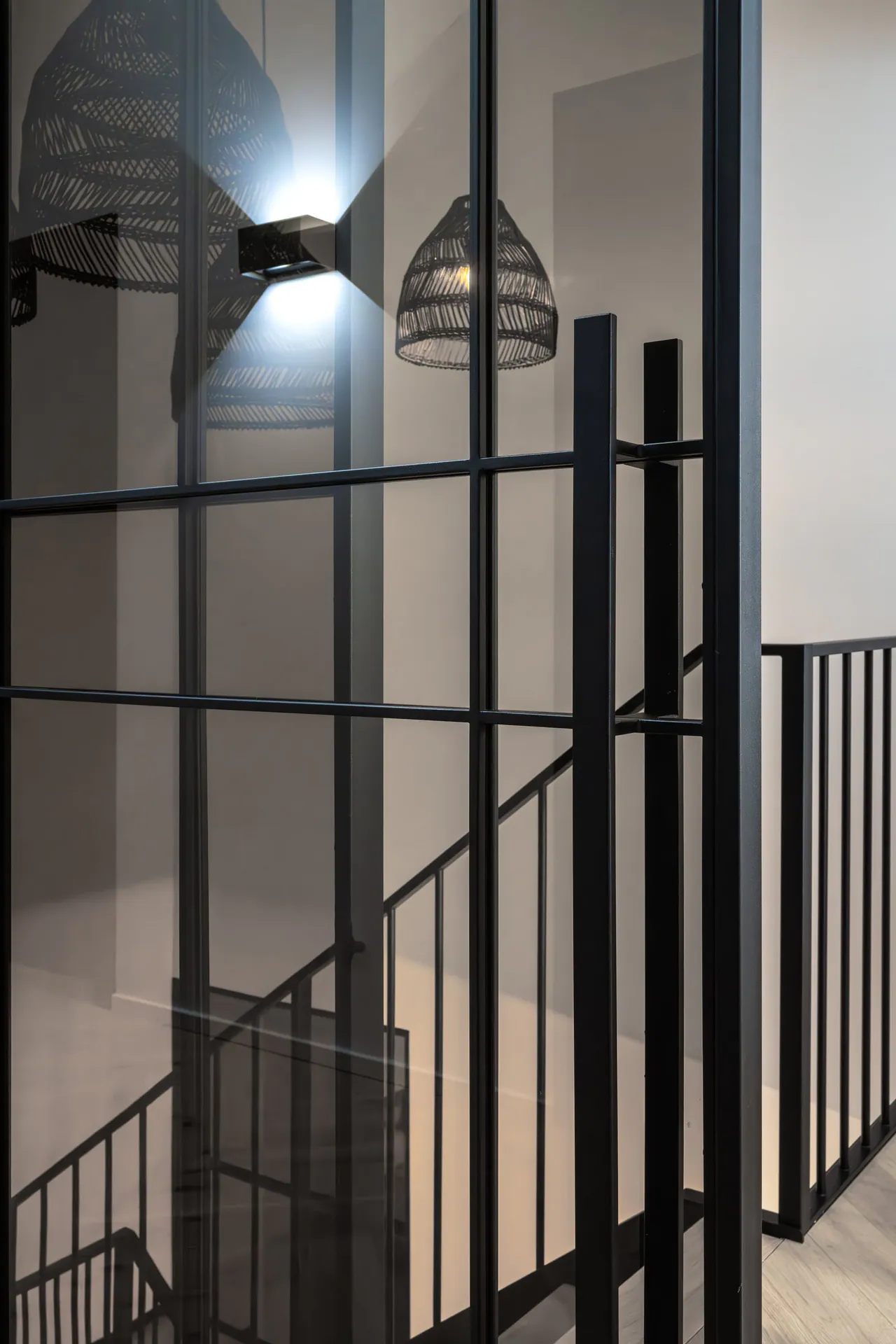 Szkło brązowe przed czarnymi prętami balustrady w willi pod miastem